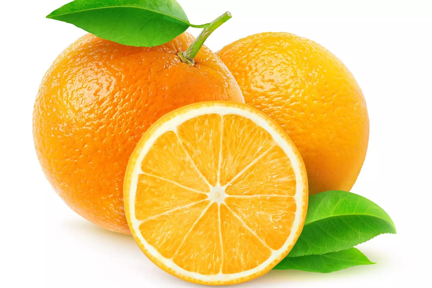 Une orange coupée, peau en orange et blanc puis l'intérieur